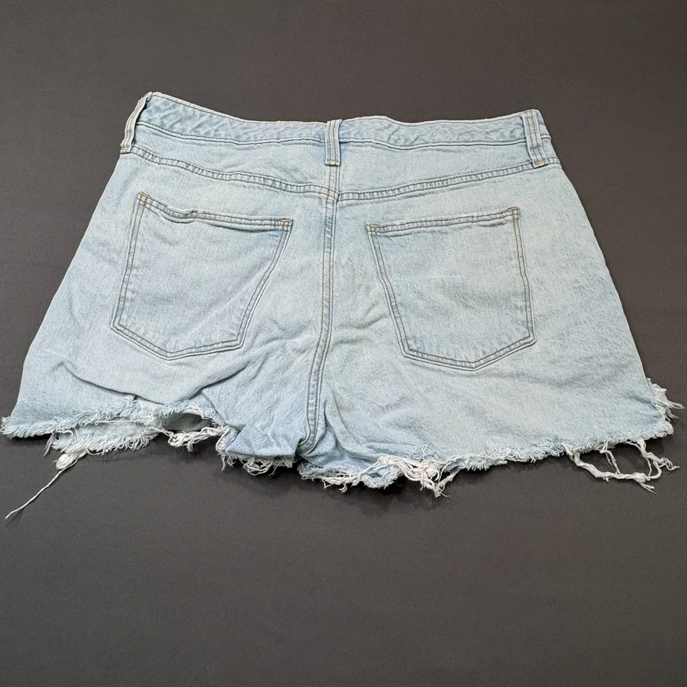 Universal Thread Vintage Midi Denim Shorts Light Wash‎ Raw Hem Womens 12/31R